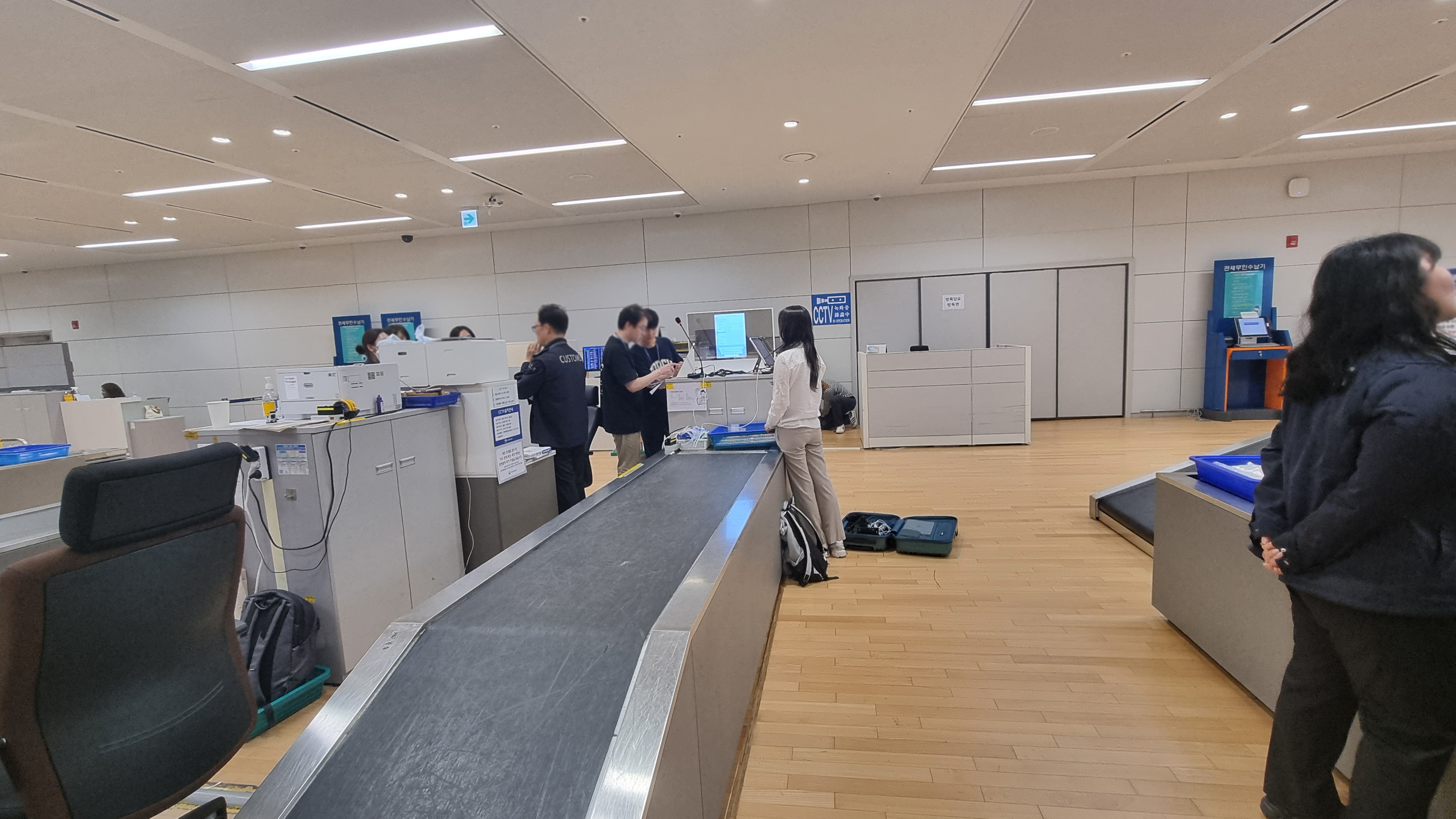 [2025.04] 투명OLED 실시간동시번역시스템(AI-RTT) 대여/ 인천공항 세관