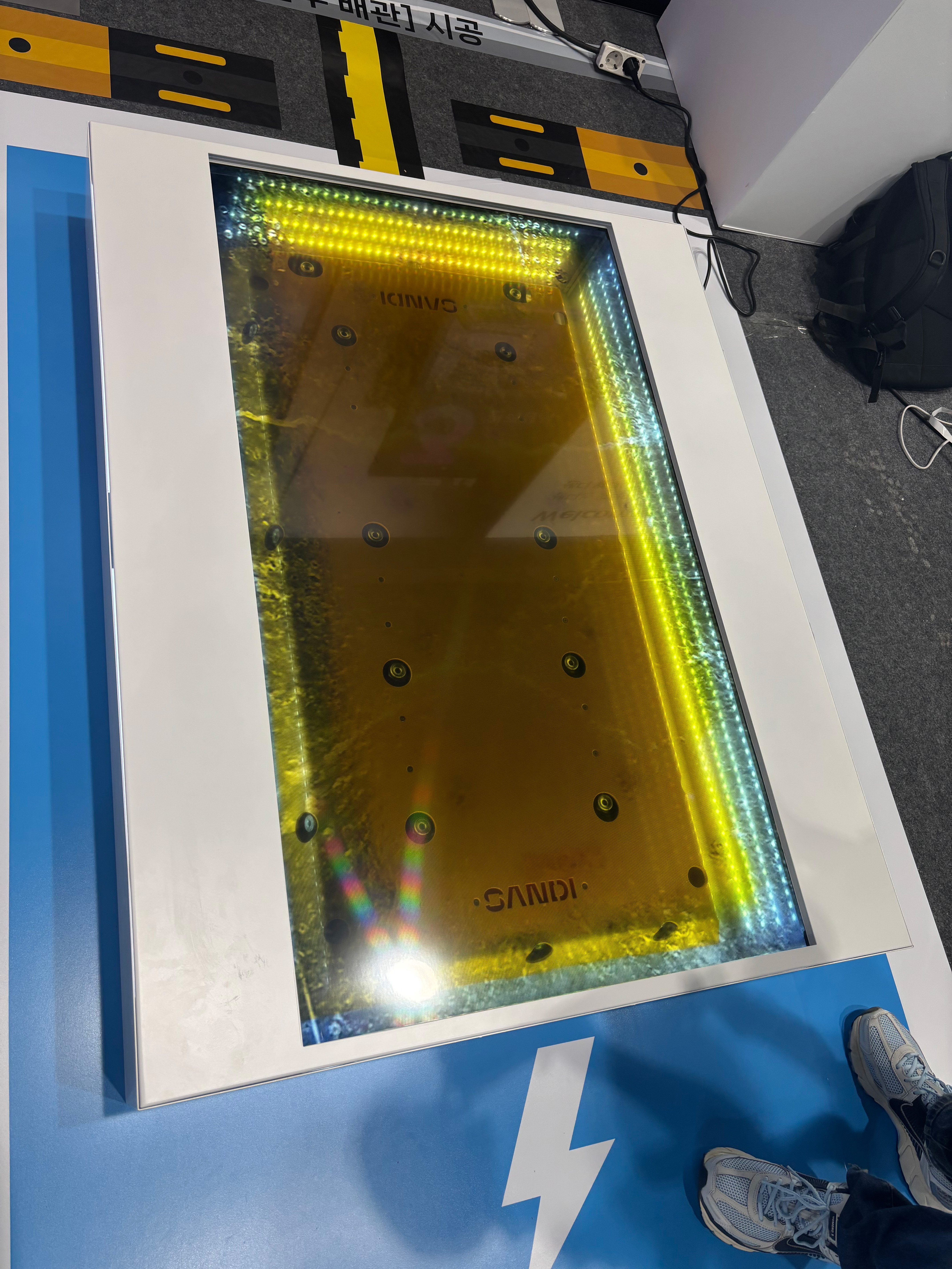 [2025.07] 55인치 투명LCD 쇼케이스 바닥설치형 설계제작납품/ 전시