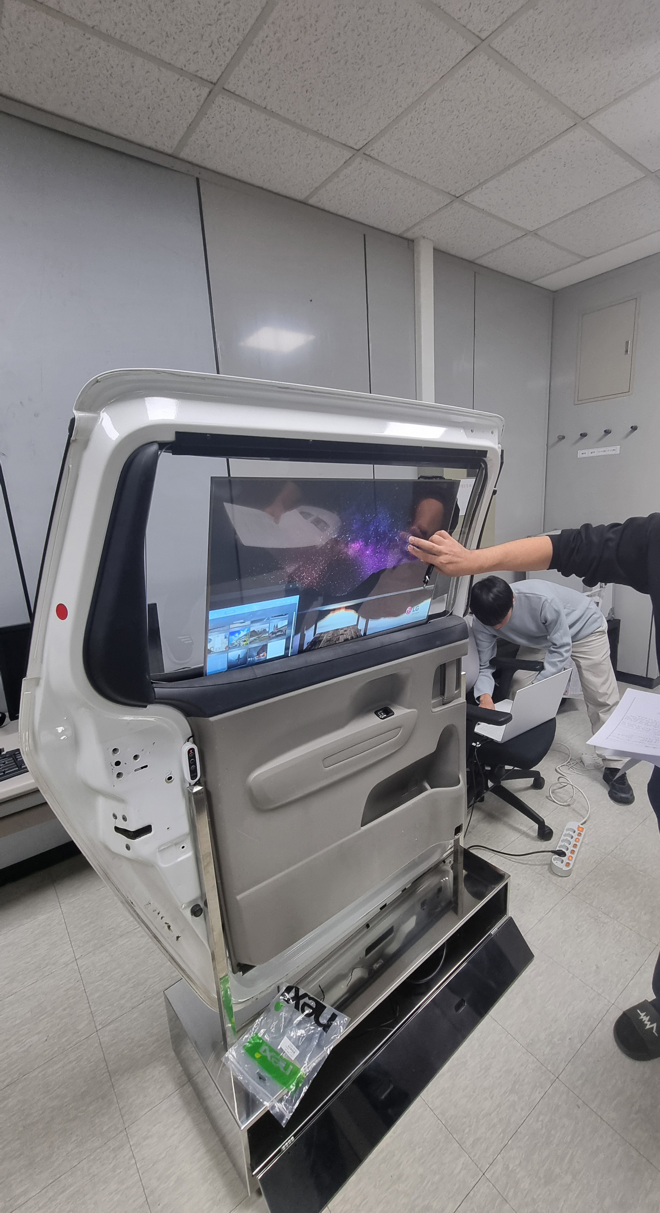 [2025.10] 30인치 터투명OLED 미니밴 도어 부착품(투명도조절 모듈 포함) 설계제작